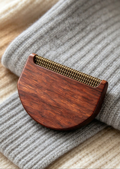 peigne anti bouloches sur pull en laine