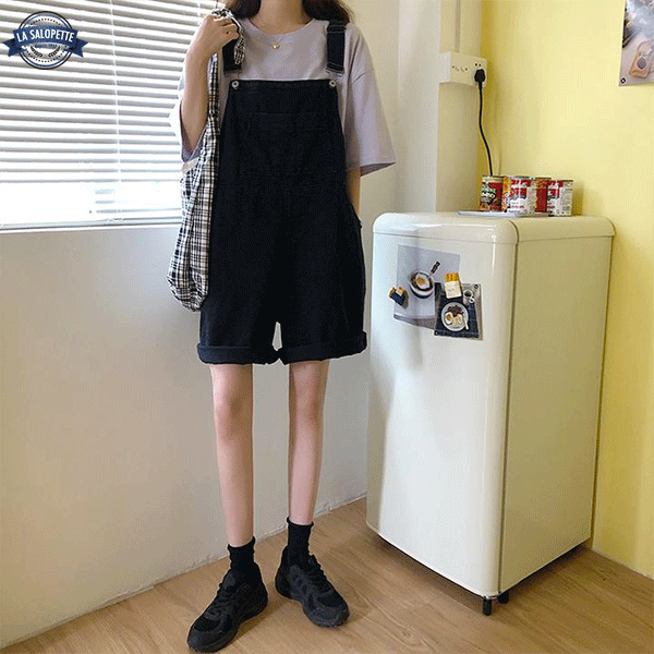 オーバーオール ショートパンツ<br>網タイツ ジーンズの女性