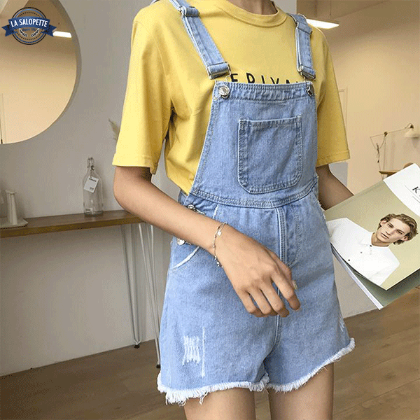 オーバーオール ショートパンツ<br>水色の女性