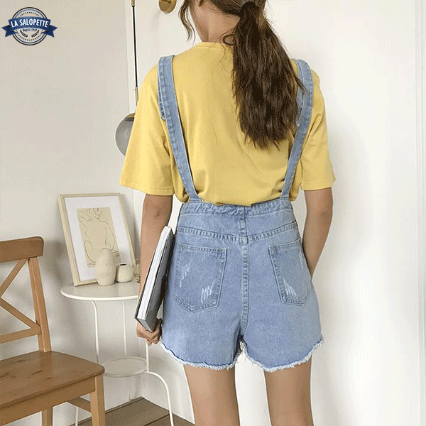 オーバーオール ショートパンツ<br>水色の女性