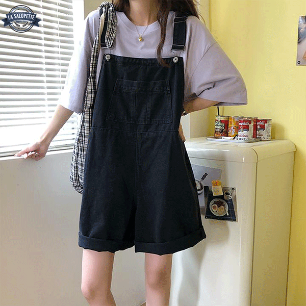 オーバーオール ショートパンツ<br>網タイツ ジーンズの女性